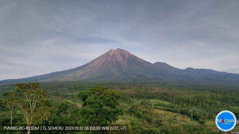 Gunung Semeru Kembali Erupsi Muntahkan Abu Vulkanik Setinggi 4 Km