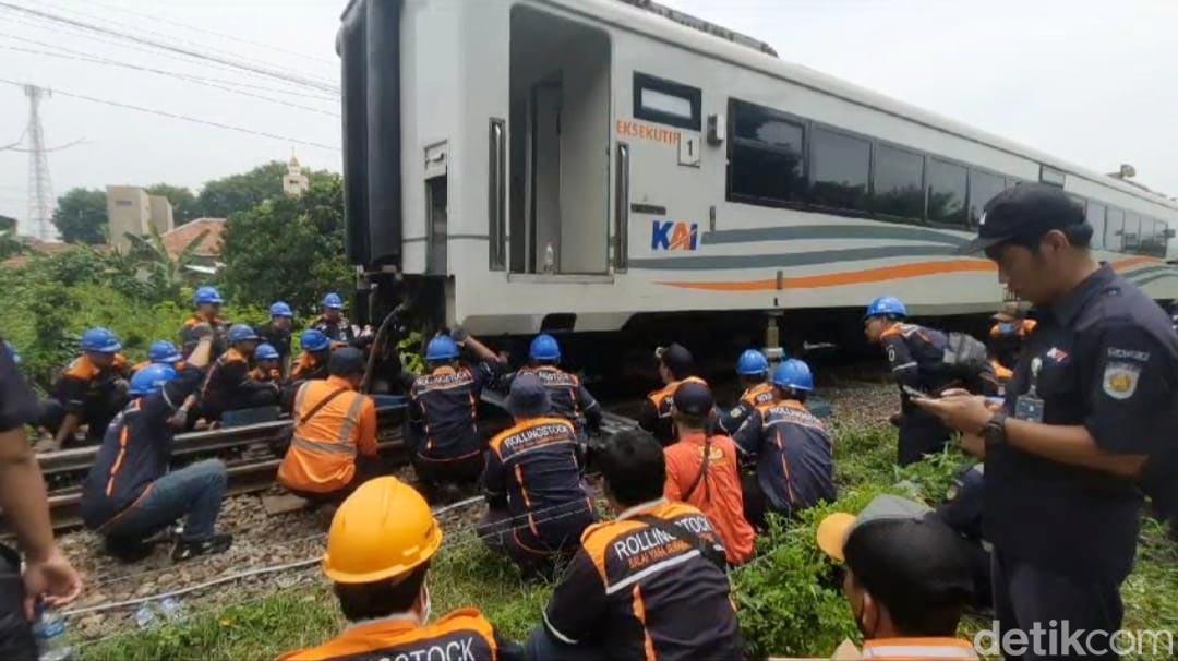 Evakuasi KA Pandalungan Anjlok Di Sidoarjo Libatkan Crane Dari Solo