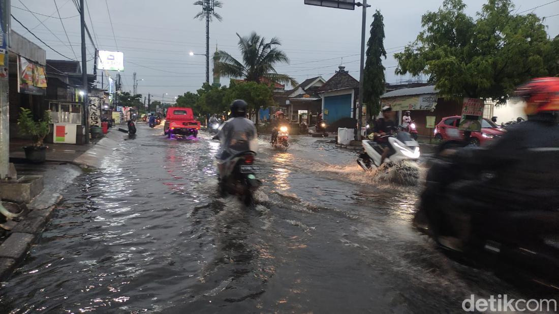 Jalanan Di Sidoarjo Bagai Kolam Usai Diguyur Hujan Deras