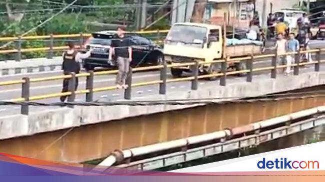 Dramatis Polisi Warga Gagalkan Wn Taiwan Coba Bunuh Diri Dari Jembatan