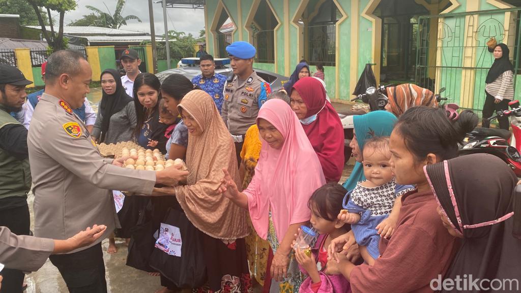 Polrestabes Makassar Salurkan Bantuan Ke Warga Terdampak Banjir Di Manggala