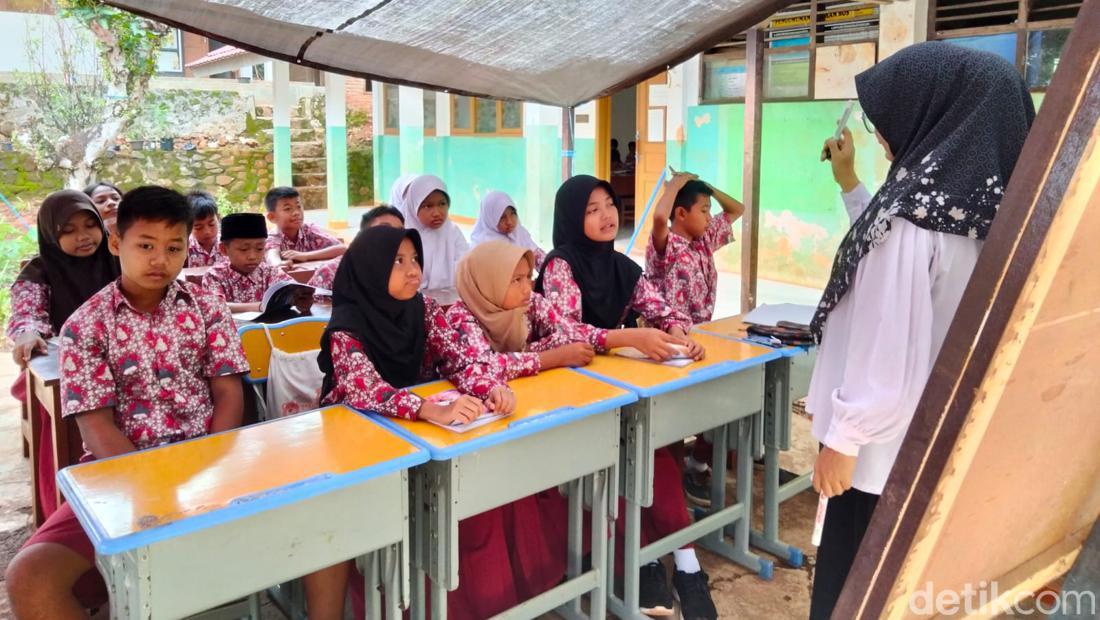 Bangunan Rusak Imbas Gempa, Siswa SD Di Sumedang Belajar Di Tenda Terpal