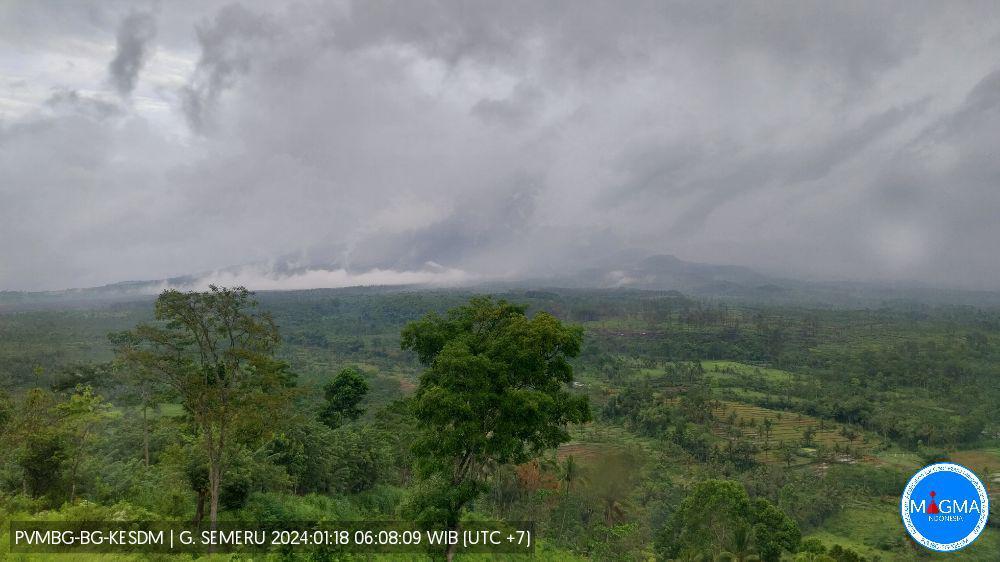 Penampakan Gunung Semeru Usai Erupsi Keluarkan Abu Setinggi 700 Meter