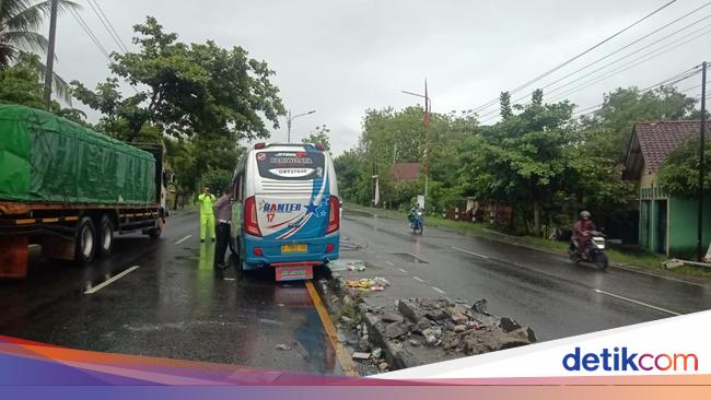 Pemuda berboncengan di jalan raya Wates