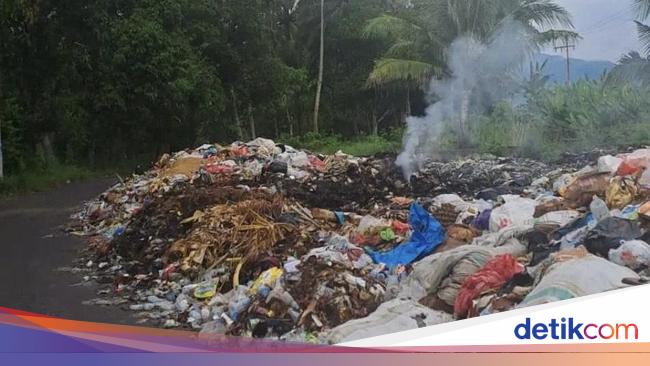 Warga Di Pinrang Keluhkan Sampah Menumpuk Nyaris Tutupi Jalan Bau Menyengat 8037