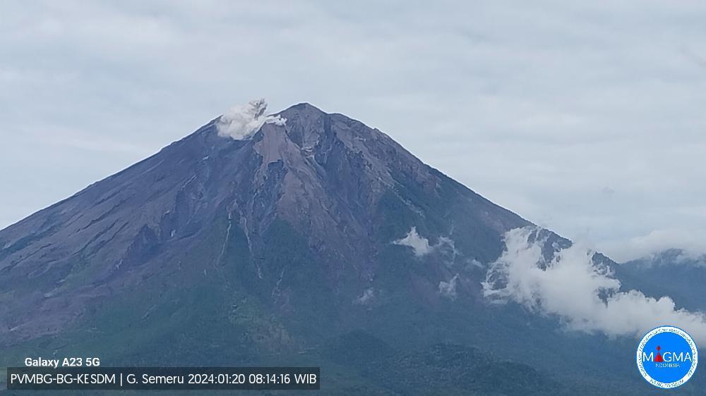 Gunung Semeru Erupsi Keluarkan Abu Setinggi 300 Meter