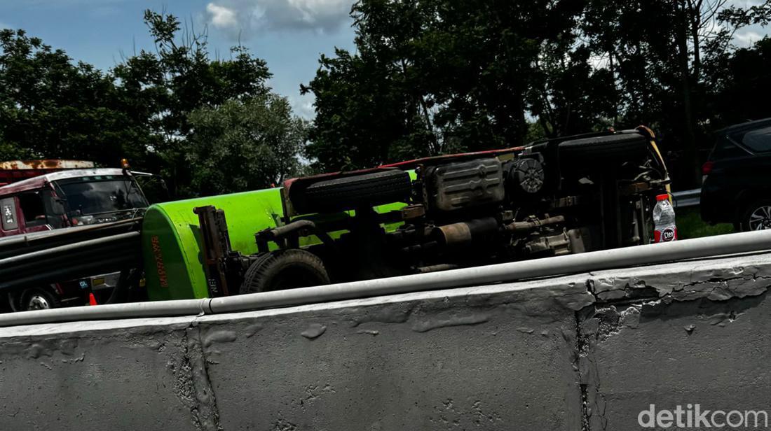 Kronologi Truk Tangki Tinja Terguling Di Tol Waru-Sidoarjo Gegara Pecah Ban