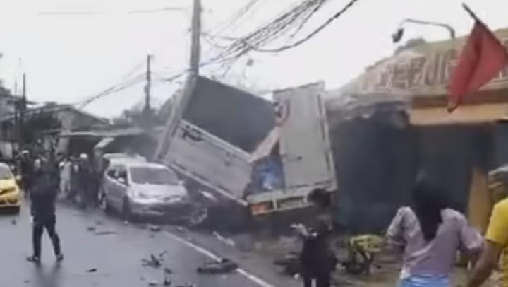 5 Kendaraan Terlibat Tabrakan Beruntun Di Puncak: Ada Truk Boks Dan Angkot