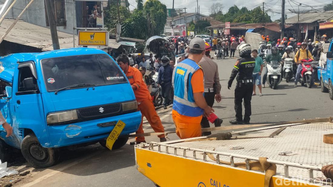 Total 9 Kendaraan Tabrakan Beruntun Di Puncak Bogor: 5 Mobil Dan 4 Motor