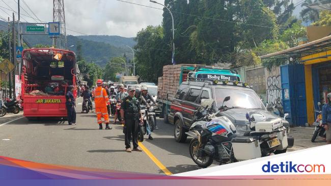 Evacuation of Vehicles Involved in Puncak, Bogor Accident: 14 Injured Victims