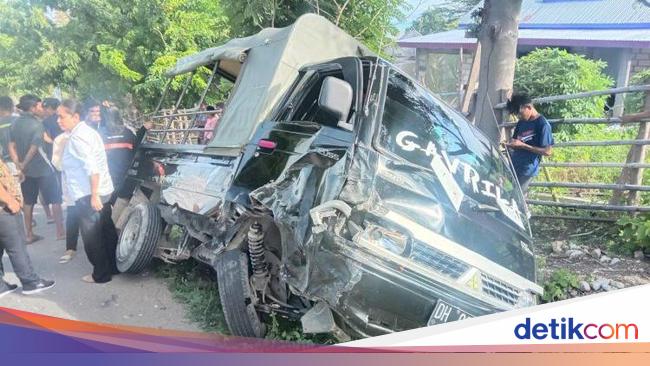 Ambulans Tabrak Pikap Di Kupang 2 Penumpang Patah Tulang Kepala Bocor