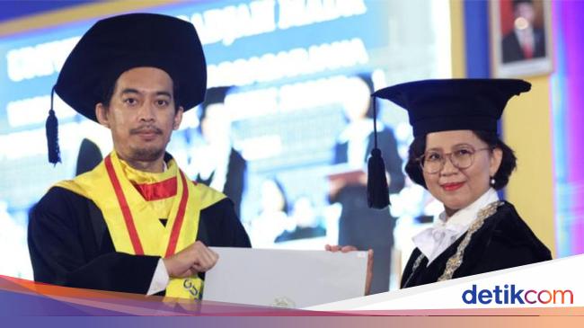 Kisah Anak Guru Ngaji Jadi Doktor Lulusan Ugm Ipk 4