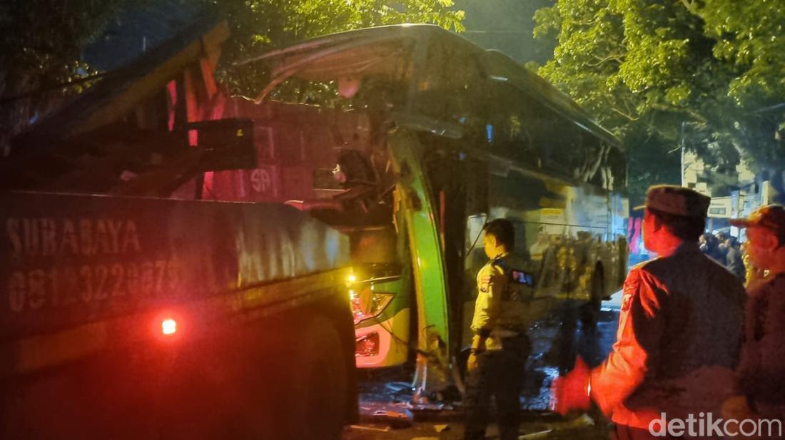 Sopir Ngantuk, Bus Pariwisata Tabrak Truk Di Gresik