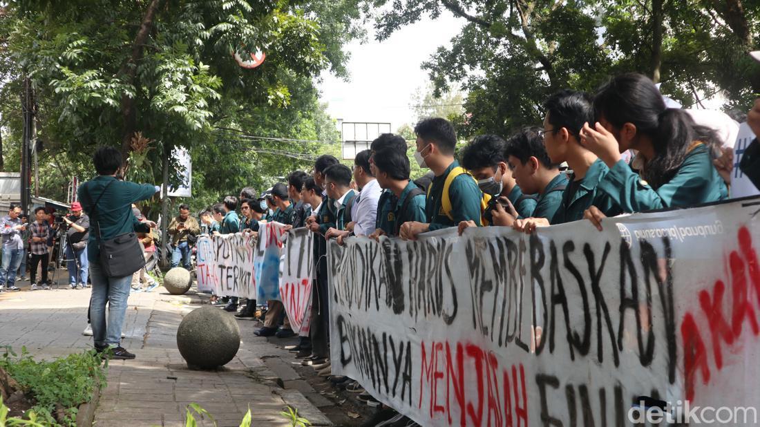 Reaksi ITB Saat Mahasiswa Demo Protes Opsi Bayar UKT Via Pinjol