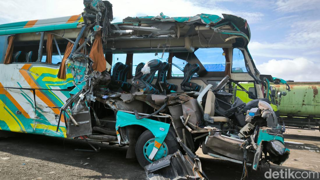foto korban kecelakaan bus pariwisata di gresik tanpa sensor