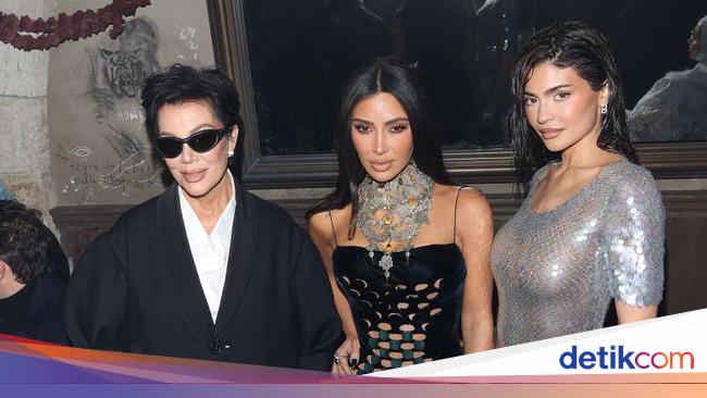 Kado Natal Kylie Jenner untuk Ibunda, Tas Rp 64 Juta Gambar Foto Anak-anaknya
