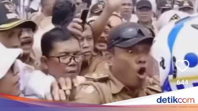 Chaos Erupts at Apdesi Mass Demonstration in Jakarta: Police Officer Surrounded