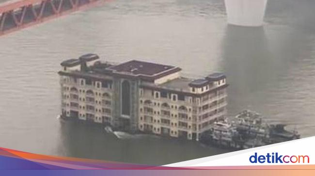 中国の5階建てビル、クレーンで川の上を引きずり出されたが、まだ無傷！