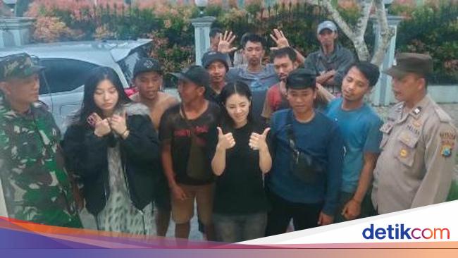 Wisatawan terjebak hujan di Kecamatan Pare 6 Desember 2025