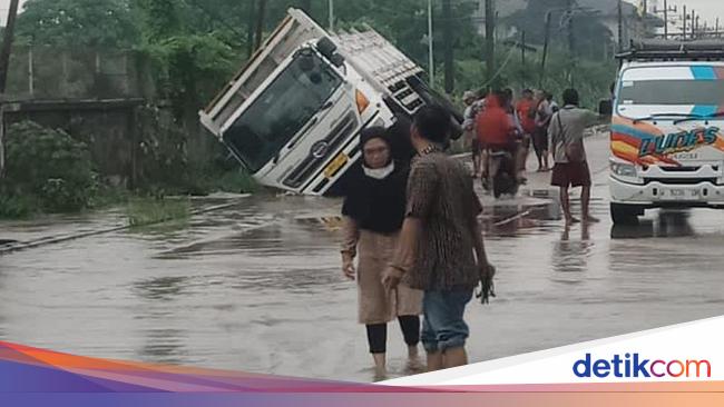Jalan Sumput Masih Banjir Meski Baru Dicor, Warga Tagih Janji Pemkab Gresik