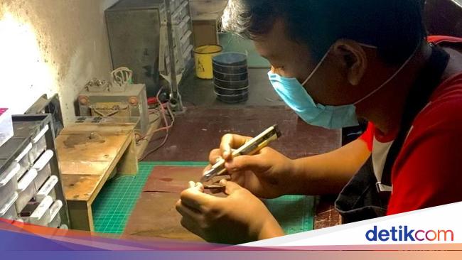 Dari Limbah Kayu Disulap Menjadi Penunjuk Waktu