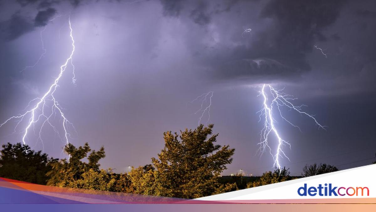 Pendaki Tersambar Petir di Gunung Merbabu