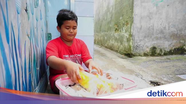 Muhammad Rizky Aditya: 11-Year-Old Boy from Palembang Becomes Family Breadwinner