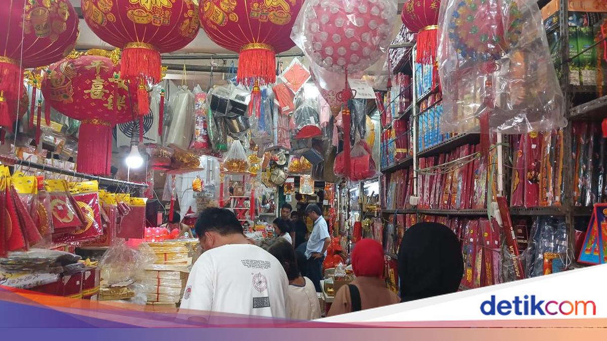 Jelang Imlek, Toko Aksesoris di Palembang Ramai Diserbu Pembeli