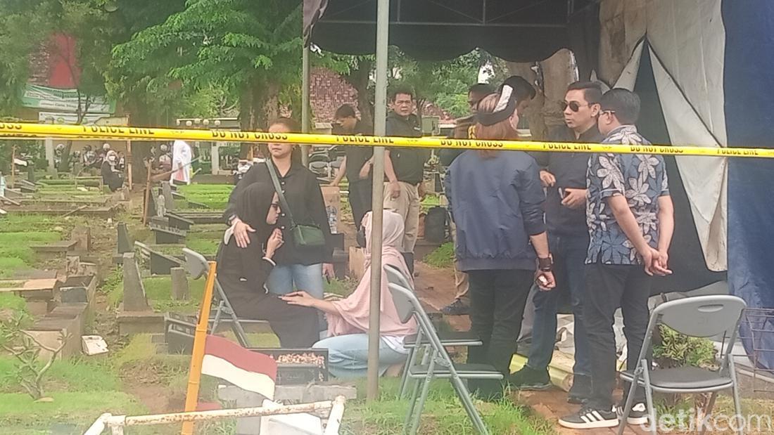 Tamara Tyasmara Menangis Hadiri Autopsi Jenazah Anak Bareng Angger Dimas