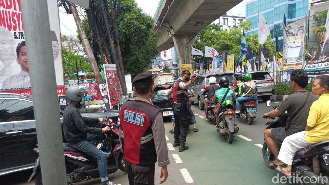 Anggota Polsek Mampang Atur Lalin Imbas Macet Parah Di Tendean