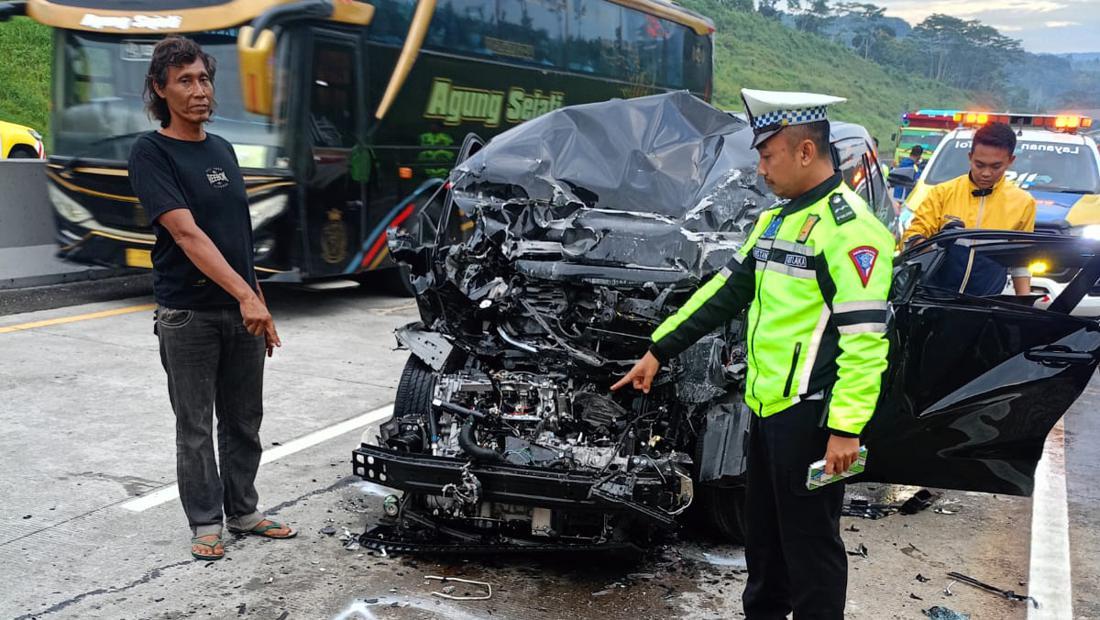 Detik-detik Sopir Innova Tewas Tabrak Truk Di Tol Semarang-Solo Km 468