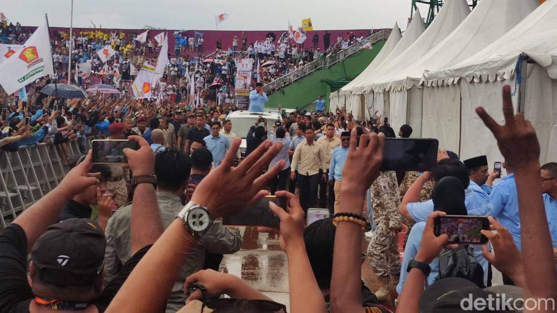 Relawan Prabowo-Gibran Tumplek Blek Di Stadion Gelora Delta Sidoarjo