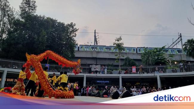 Saat Barongsai Dan Liong Menari Nari Di Taman Literasi