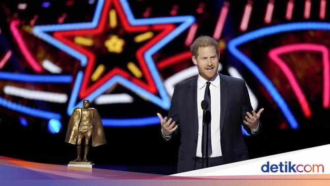 Foto Pangeran Harry Datang ke Pesta Penghargaan Usai Tak Jenguk Kate