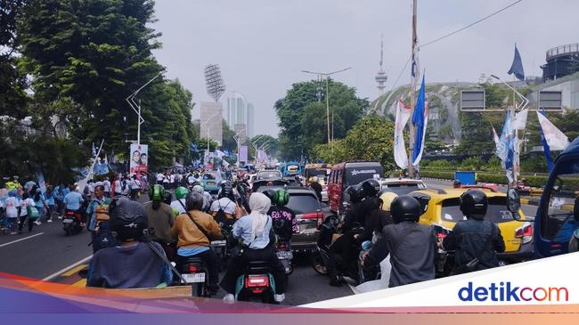 Supporters of Candidate Pair 2 Cause Traffic Jam at Gelora Bung Karno Stadium