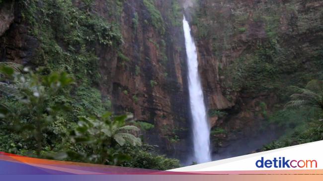 Pesona Air Terjun Kapas Biru Di Kaki Gunung Semeru Yang Bikin Jatuh Hati