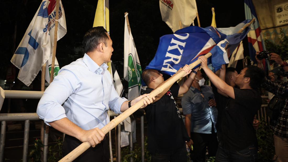 Masa Tenang, AHY Turunkan Sendiri Bendera Hingga Baliho Demokrat