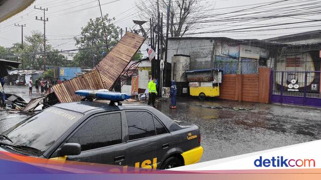 Gapura Perumahan Pondok Tjandra Indah Sidoarjo Ambruk Diterjang Hujan Angin