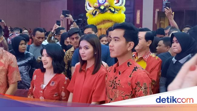 Gibran Rakabuming Raka Attends Chinese New Year Celebration at Sun City Glodok, Jakarta in Red Batik