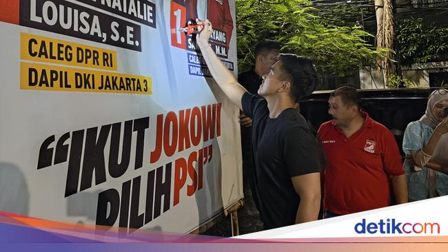 PSI Chairman and Deputy Remove Campaign Billboards to Recycle in Jakarta