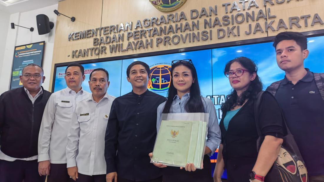 Terima Sertifikat, Nirina Zubir Akhirnya Menang Lawan Mafia Tanah