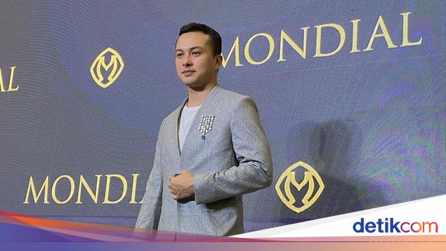 Unggahan Nicholas Saputra Telanjang Dada Bikin Geger