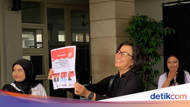 Minister of Finance Sri Mulyani Indrawati Exercises Voting Rights in South Tangerang, Banten for 2024 General Election – Exclusive Photos