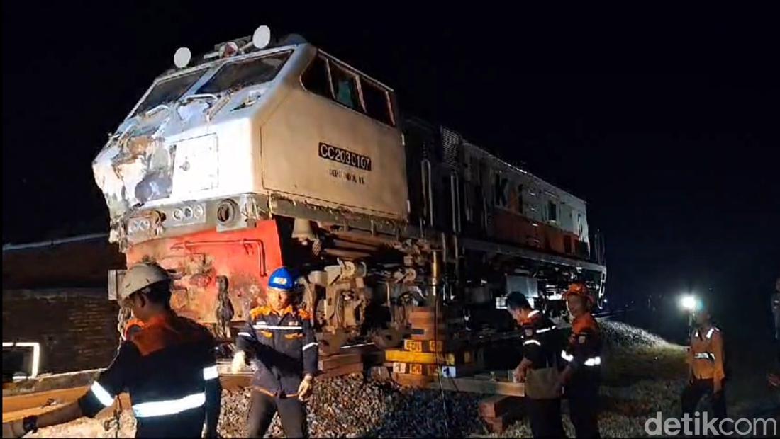 Lokomotif KA Manahan Anjlok Usai Laka Maut Di Brebes Berhasil Diangkat