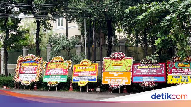 Unggul Versi QC, Rumah Prabowo Dibanjiri Karangan Bunga Ucapan Selamat