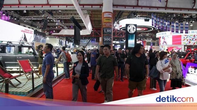 IIMS 2026 pengunjung menikmati pameran mobil