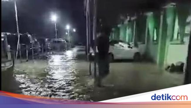 Heavy Rain Causes Flood in West Surabaya – Locations and Updates