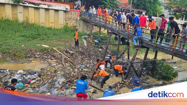 Tumpukan Sampah Di Sungai Pamekasan Dibersihkan Demi Cegah Banjir