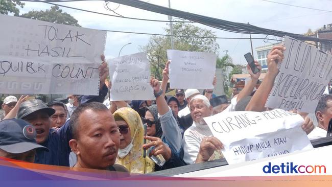 Relawan Amin Demo Bawaslu Sumut Tolak Pemilu Curang