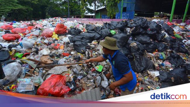 Gunungan Sampah Di Terminal Purabaya Dibersihkan